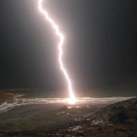 Un fuerte rayo asustó y dejó sin luz a Centenario