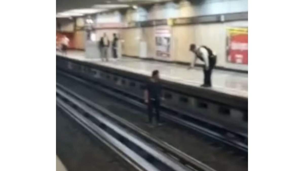 Policía habla con joven que bajó a las vías del metro