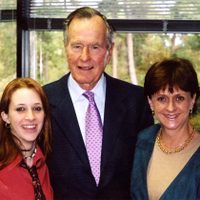Hija de funcionario de la CIA denuncia manoseo de Bush padre