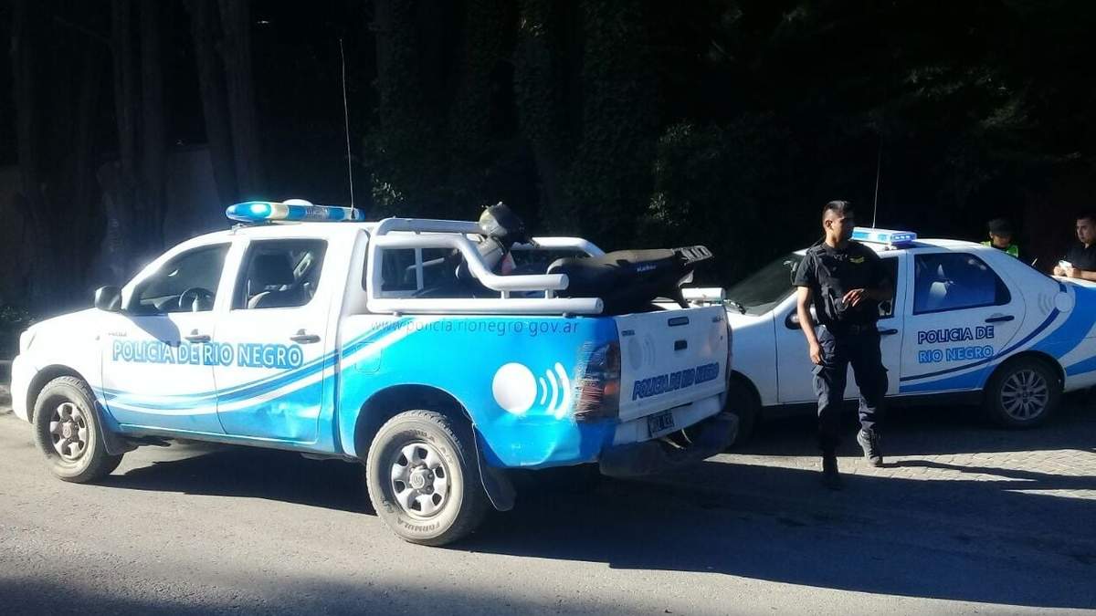 Móviles policiales en Luis Beltrán, Río Negro. Fuente: (Twitter)