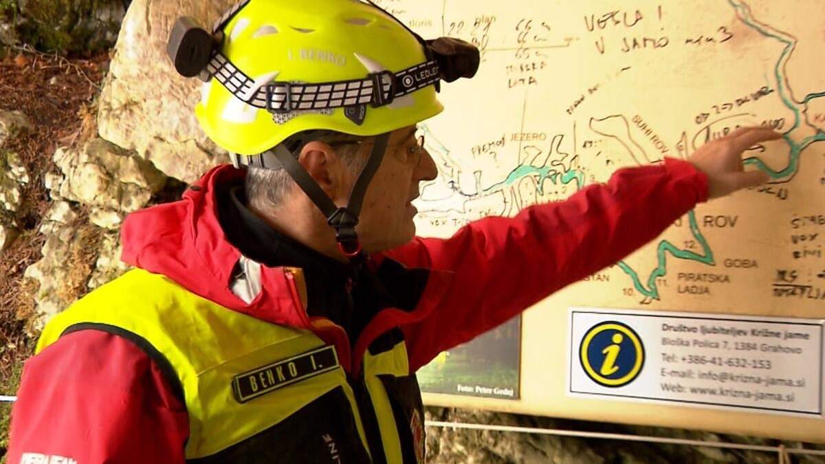 Un rescatista inspecciona el mapa de la cueva en Krizna Jama en Eslovenia, donde varias personas quedaron atrapadas