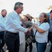 Américo acude a dialogar con las y los maestros; les pide reanudar las clases