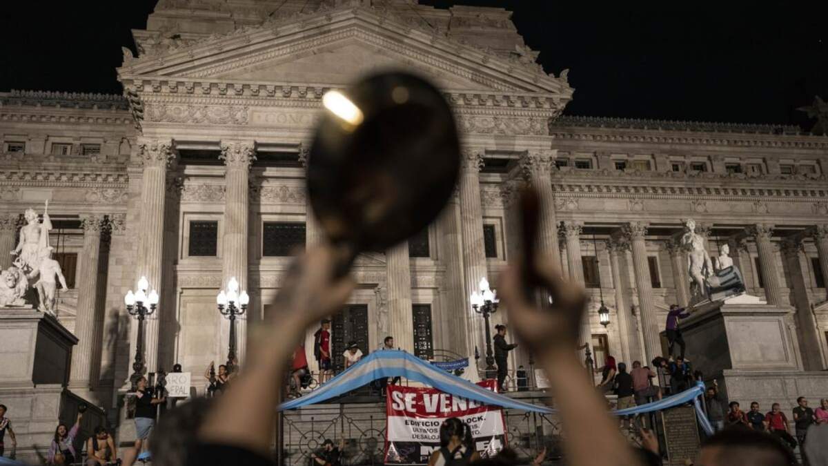 Los manifestantes corean consignas antigubernamentales frente al Congreso Nacional para protestar contra las medidas económicas del gobierno en Buenos Aires, Argentina