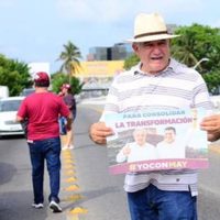 Hermano de AMLO reparte propaganda a favor de Claudia Sheinbaum en calles de Tabasco