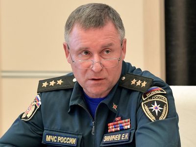 Muere ministro de Rusia al intentar salvar a camarógrafo que cayó a un precipicio