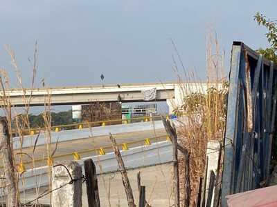 Cuelgan cabeza y cuerpo de un hombre con un narcomensaje en Chiapas
