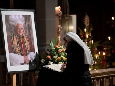 Roma se prepara para recibir a 35 mil personas para velar a Benedicto XVI y a 60 mil para su funeral