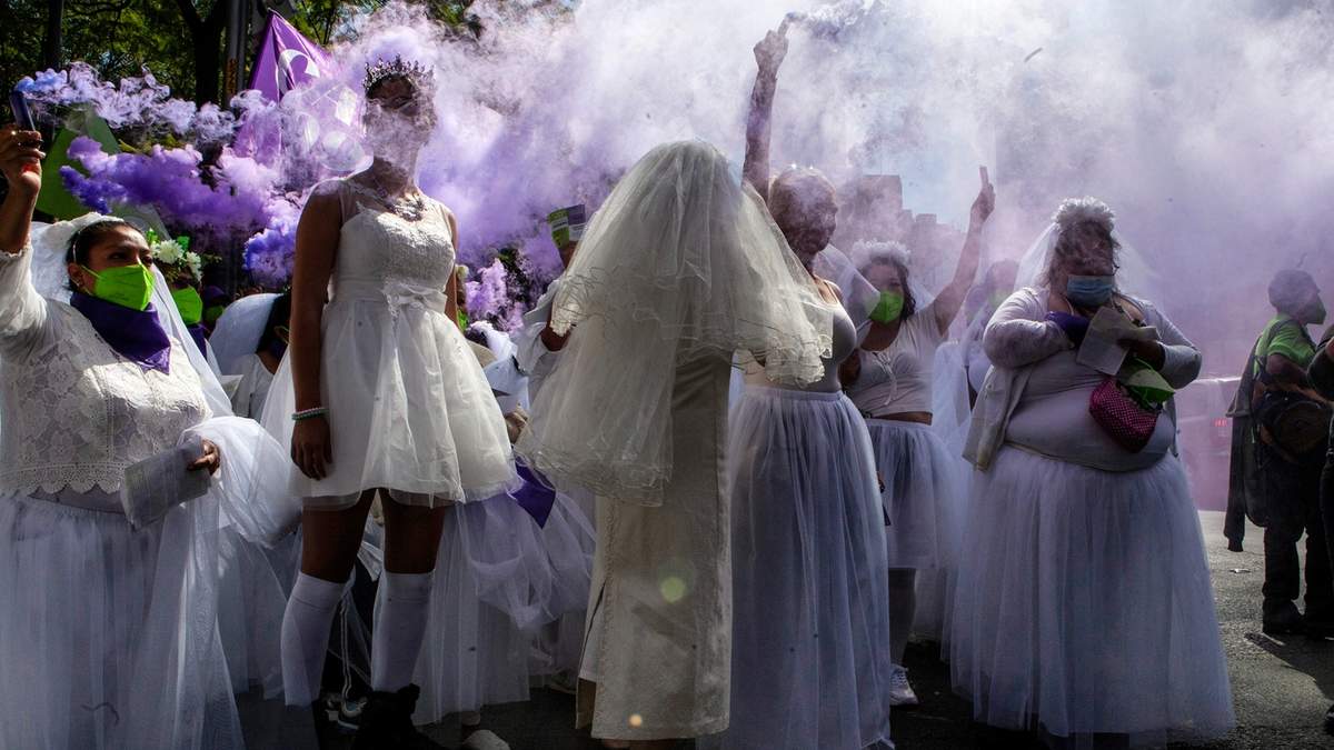 Mujeres se manifestaron en contra de la violencia vicaria, ejercida por los padres de familia que no pagan la manutención de sus hijos. La protesta se realizó frente a las oficinas de los juzgados de lo familiar del TSJCDMX en el Centro Histórico de la Ciudad de México