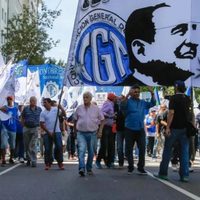 Gobierno argentino descontará el día a empleados estatales que se sumen al paro del 24 de enero