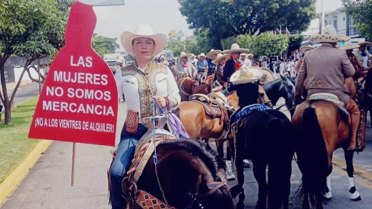 Protesta de la activista Yndira Sandoval conta la legalización de la subrogación del embarazo, durante la conmemoración del natalicio 260 de José María Morelos y Pavón, en el estado de Morelos