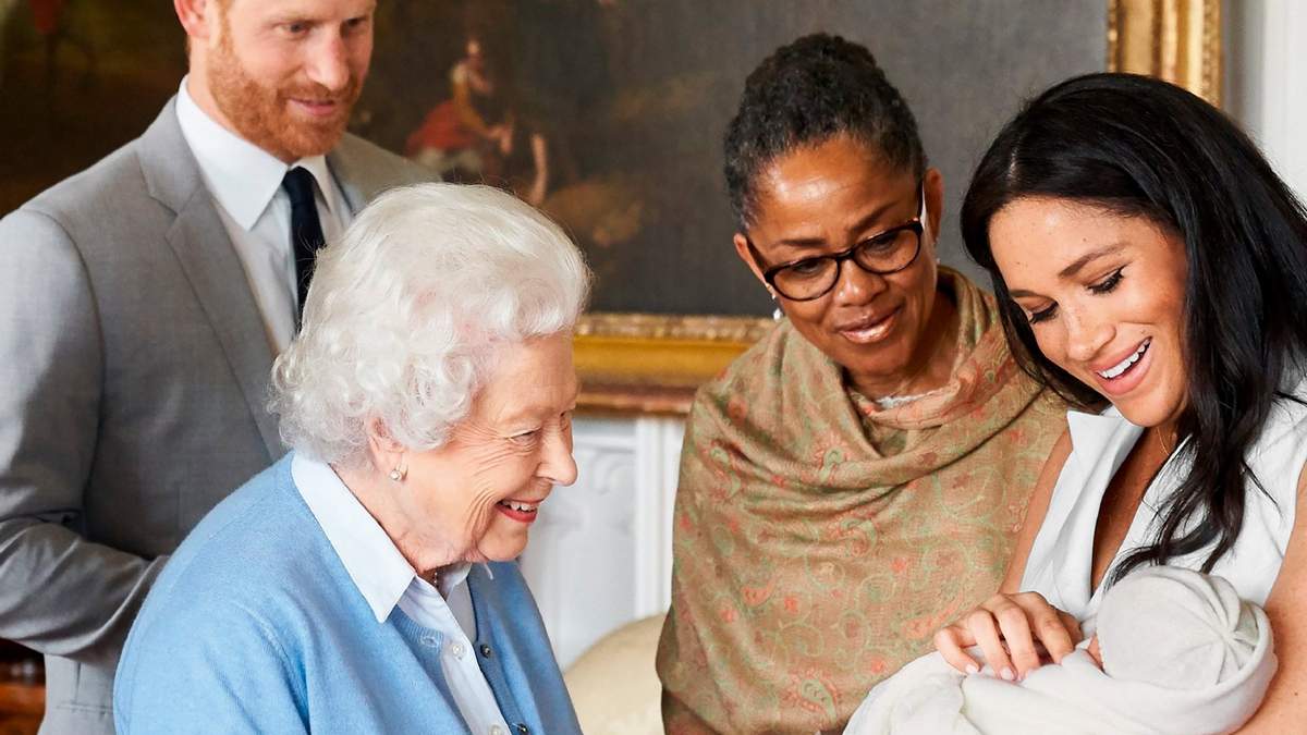 El día que la Reina Isabel conoció a Archie. Fuente: (Instagram)