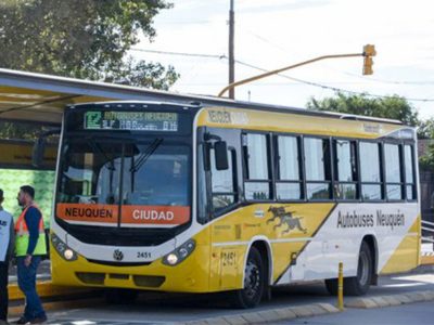 Una manifestación afectó al servicio de Autobuses Neuquén durante la mañana