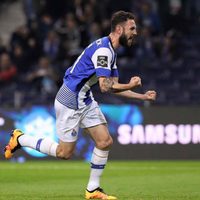 Incluye UEFA a Miguel Layún en el Once Ideal de Portugal