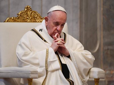 "Recen por mí": cientos de fieles se acercaron al Vatinaco y pidieron por la salud del Papa Francisco