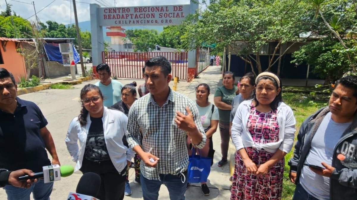 Familiares y abogados de la familia Molina Gonzalez afuera del penal de Chilpancingo