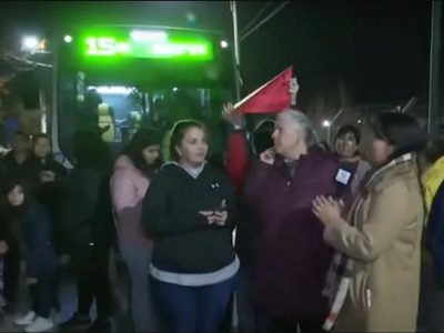 La comunidad educativa del CPEM 25 de Neuquén se manifestó por falta de clases tras los incendios