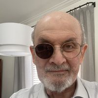 Reaparece Salman Rushdie, escritor condenado a muerte por Irán, después del atentado que sufrió en Nueva York