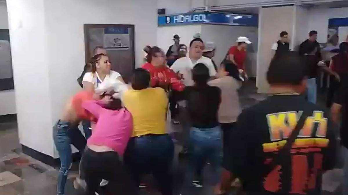 Se desata una pelea campal entre vendedores ambulantes en la estación Hidalgo del Metro (Video)