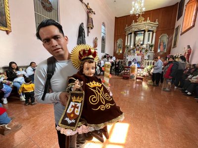 VIDEO Día de la Candelaria: la tradición de vestir al Niño Dios entre ventas “un poco decadentes”