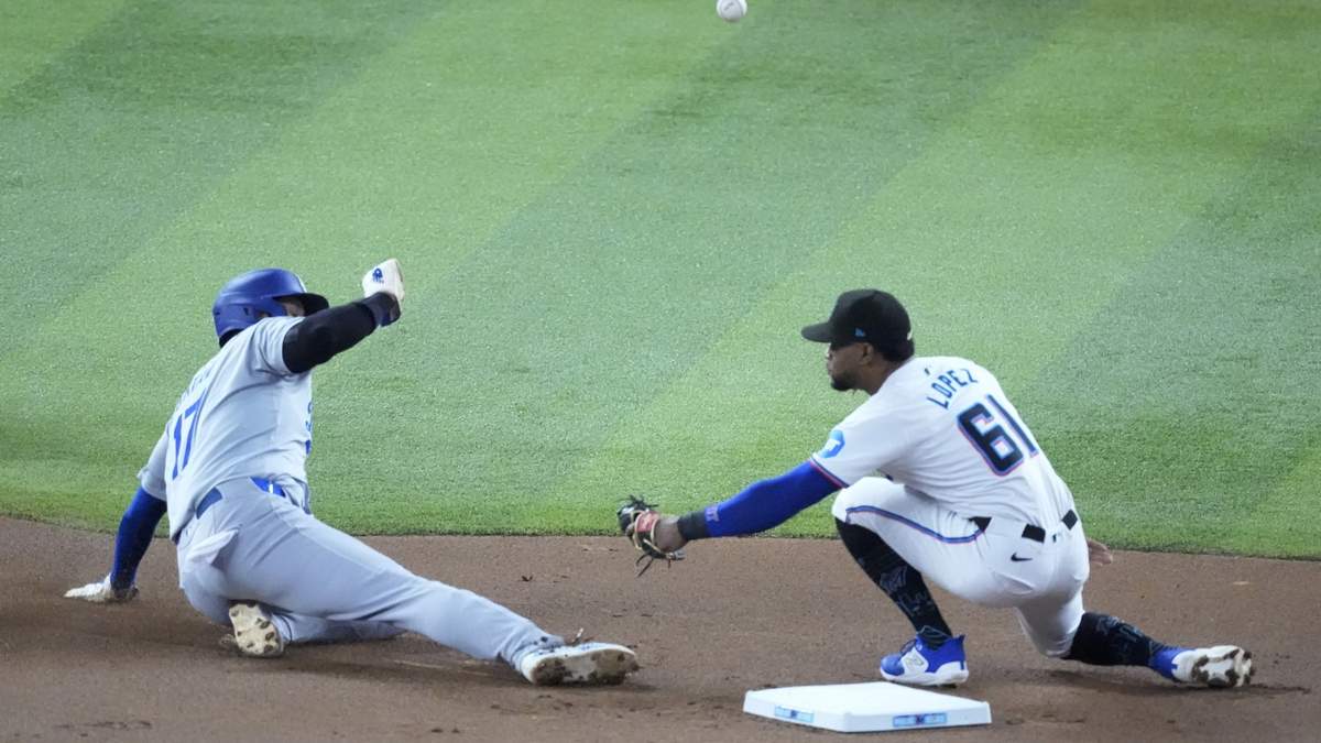Shohei Ohtani, de los Dodgers de Los Ángeles, se roba la intermedia frente al dominicano Otto López, de los Marlins de Miami