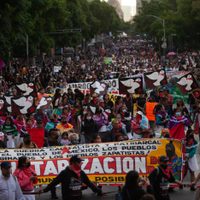 “¡Queremos hospitales!, ¡no queremos militares!”, claman en marcha por el 12 de octubre