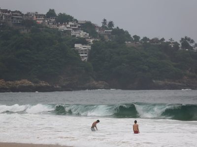 Huracán Otis: AMLO pide a habitantes de Guerrero que acudan a refugios y se alejen de ríos