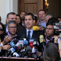 Gobierno de Maduro prohíbe a Guaidó salir del país y bloquea sus bienes