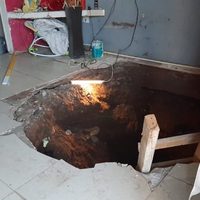 Socavón se "traga" a joven, con todo y sillón, por narcotúnel en Sinaloa