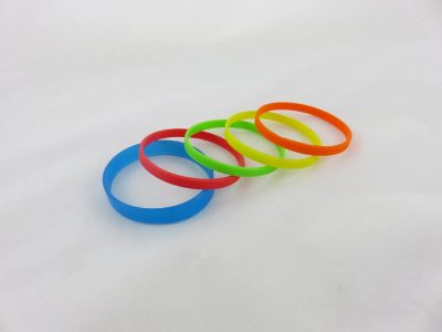 Si tenés pulseras viejas o rotas, no las tires: con un poco de hilo y cinta creá estos portavelas estilo hindú