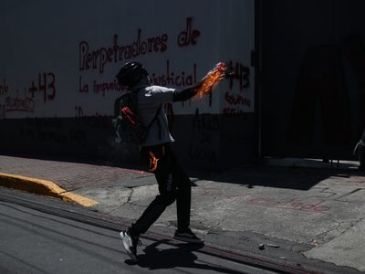 Normalistas de Ayotzinapa arrojan explosivos contra el Centro Nacional de Inteligencia (Videos)