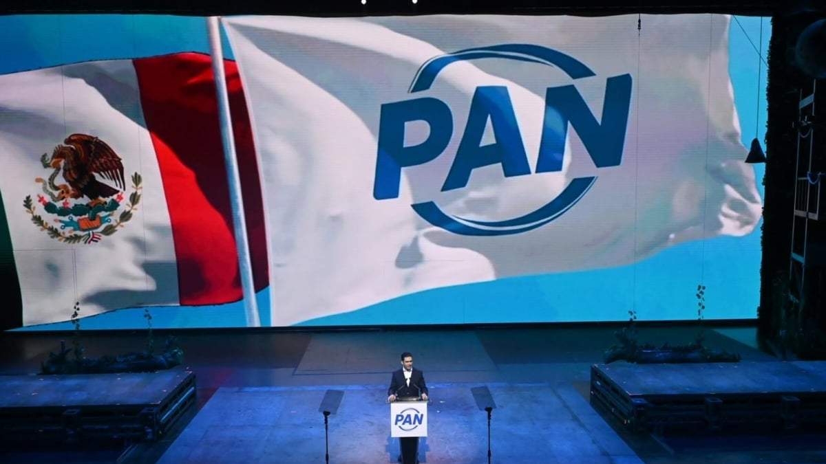 Jorge Romero muestra el nuevo logotipo del PAN