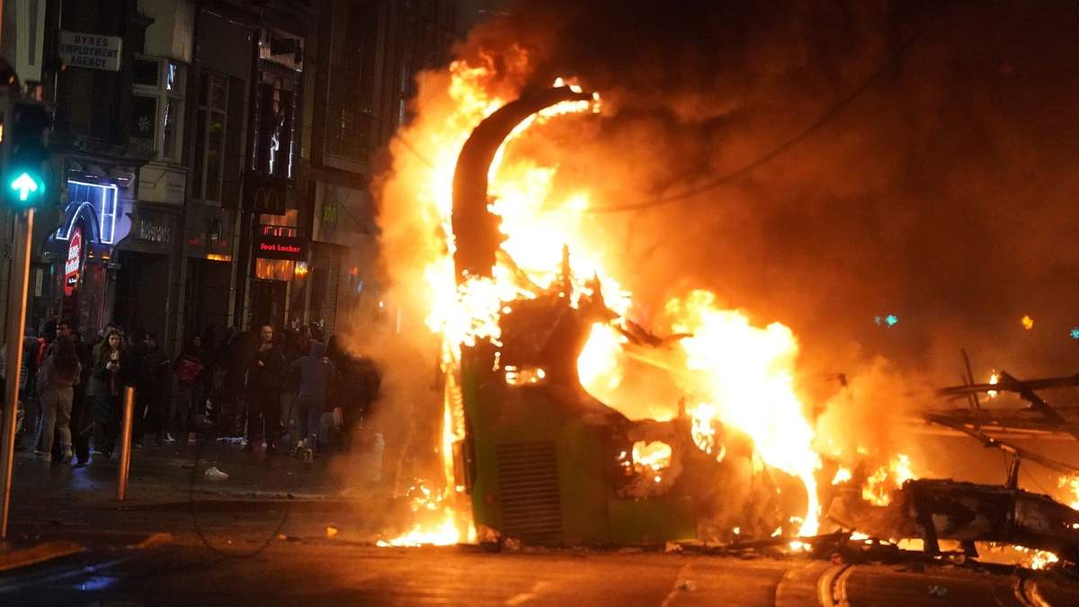 Un autobús arde en la calle O'Connell después de que se desataran episodios violentos en el centro de Dublín