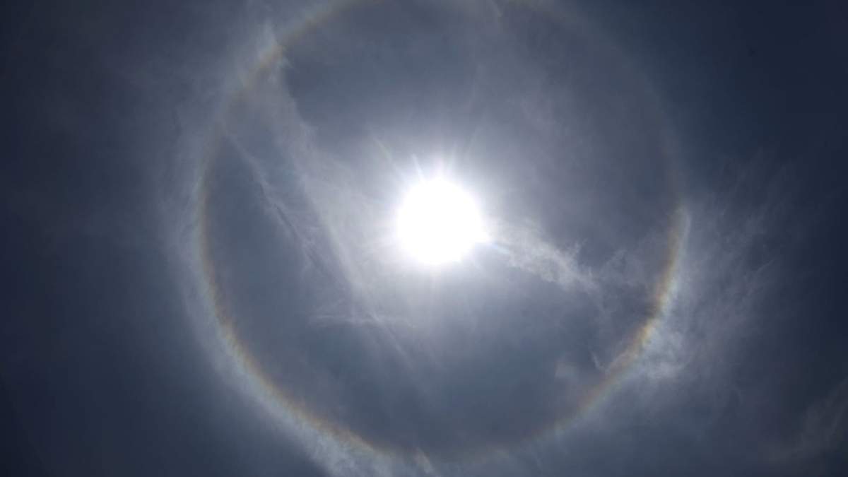 Espectro de colores alrededor del Sol o la Luna