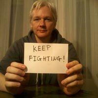 Estados Unidos amplía acusaciones contra Assange por supuesta alianza con Anonymous