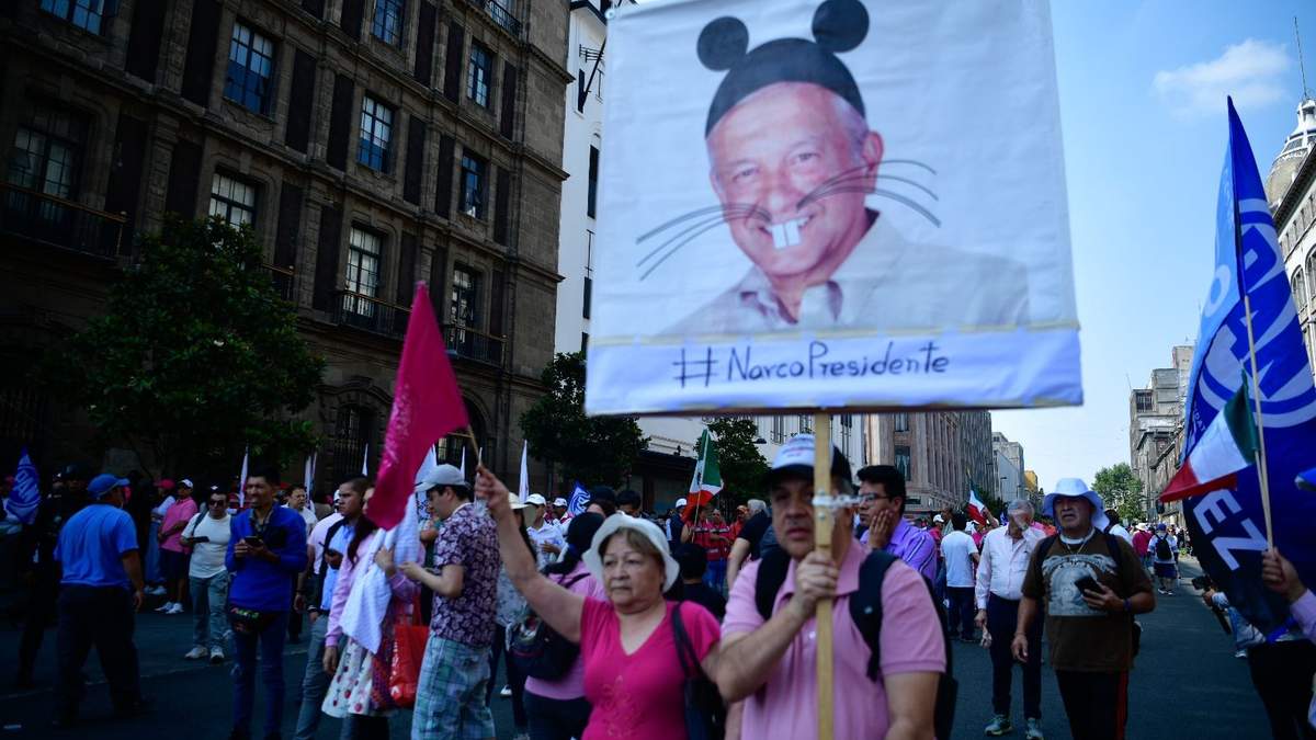 Pancarta contra AMLO
