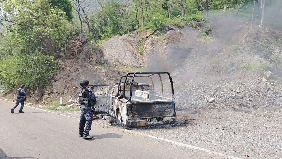 Vehículo policiaco en el que calcinaron a los cinco elementos