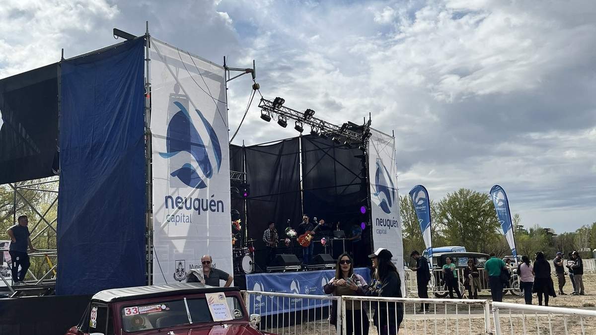 Exposición de autos antiguos. Fuente: (Twitter).