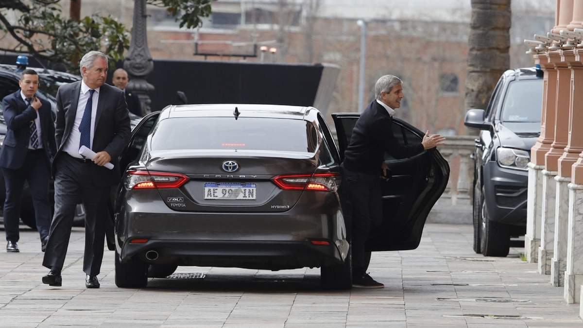 El ministro de Economía, Luis Caputo y Pablo Quirno ingresan a la Casa Rosada