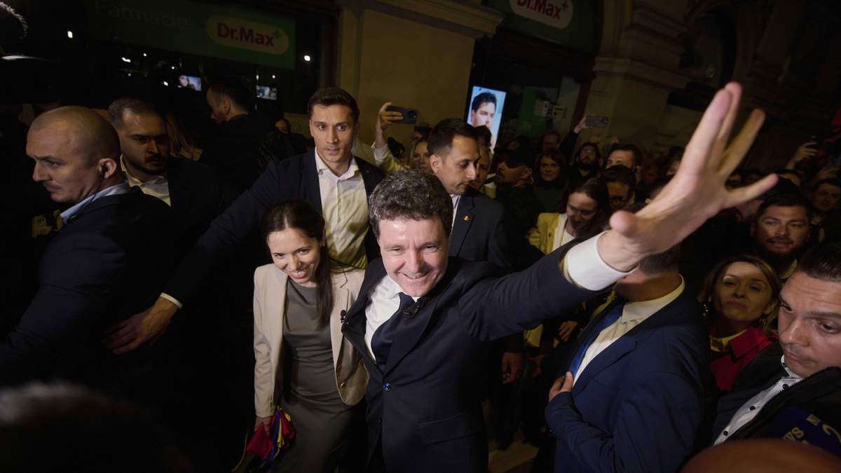 El candidato presidencial Nicusor Dan, centro, saluda a sus partidarios junto a su pareja Mirabela Gradinaru tras ganar la segunda vuelta