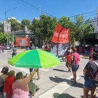 Acampe frente a Casa de Gobierno: exigen el pago de programas nacionales y provinciales más bono