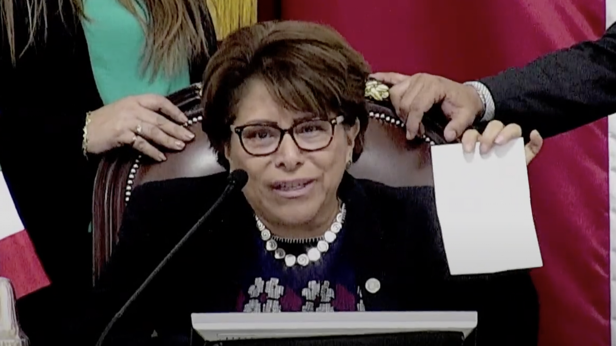 Martha Ávila mostró el mensaje colocado en la urna