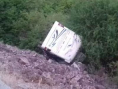 Camión de turismo se desbarranca en la autopista Siglo XXI; hay 11 heridos