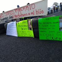 Regresan con vida a menor cuya madre bloqueó un puente en Colima para exigir su liberación