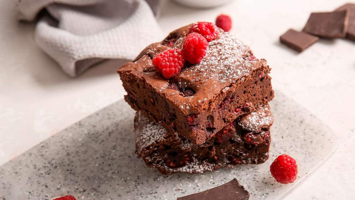 Brownies de avena con cubierta de azúcar impalpable y frambuesas. Fuente: (X)