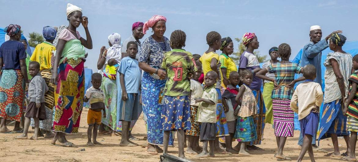 Personas desplazadas en Burkina Faso se han refugiado en un campamento en la ciudad de Pissila