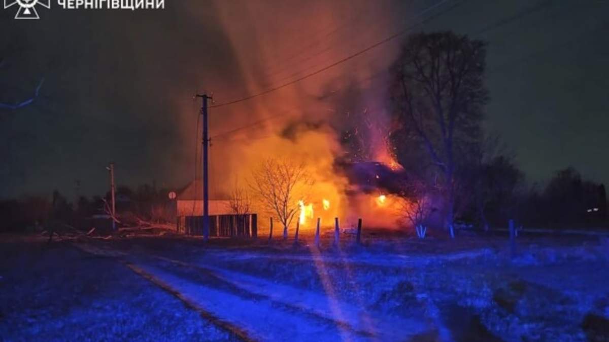 En esta imagen proporcionada por el Servicio de Emergencias de Ucrania, edificios en llamas tras un ataque ruso con drones en la región de Chernihiv, Ucrania, el 13 de diciembre de 2024