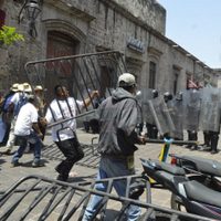 Comuneros de Arantepacua se enfrentan con la policía en Morelia; hay dos heridos