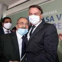Suspenden a senador que metió dinero en su ropa interior durante una redada