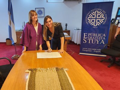 La UNCo le entregó el diploma a una profesora de Historia trans
