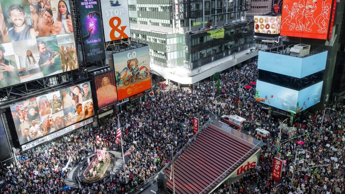 Miles de manifestantes abarrotan Times Square durante una protesta de "No Kings" en Nueva York